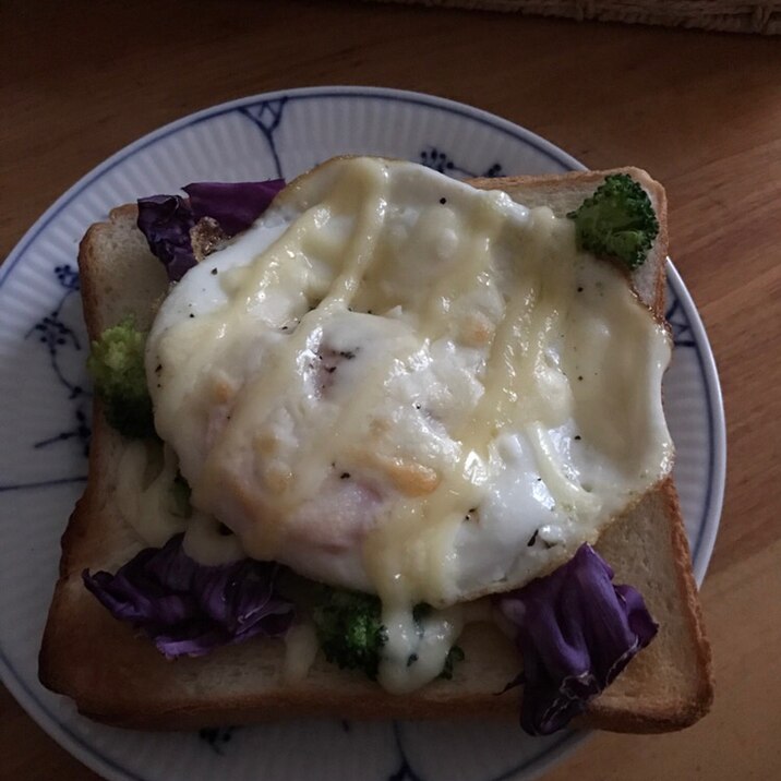 紫キャベツとブロッコリーと目玉焼きのトースト